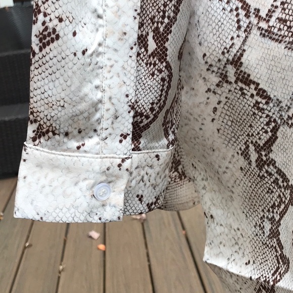 $ FIRM๐ทSnakeskin Print Long Sleeve Hi Low Top - Picture 4 of 6